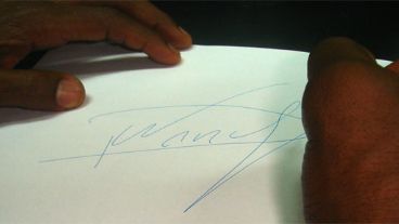 La firma del gol. El moreno y su popularidad en un papel, una camiseta o en cualquier parte.