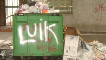 En Zeballos al 200, el contenedor es un mini basural.