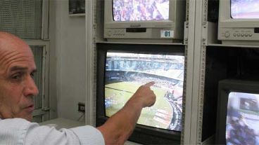 Todo bajo control. Un monitor para cada cámara del estadio (FotoBaires).