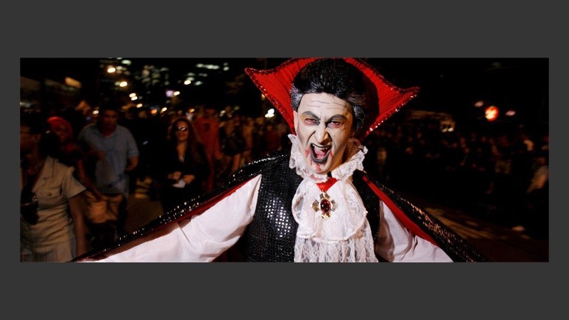 No podía faltar el vampiro en el desfile (EFE).
