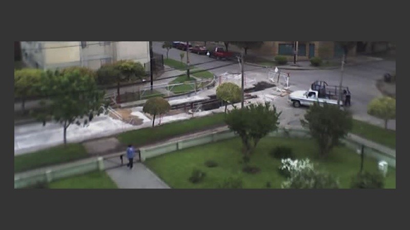 Los autos no pasan, pero las motos van por la vereda.