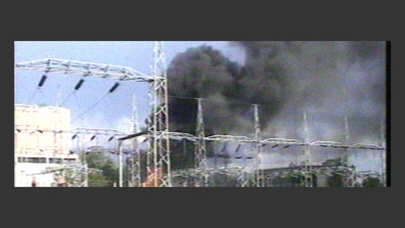 La columna de humo negro era visible desde bien lejos (imagen TV).