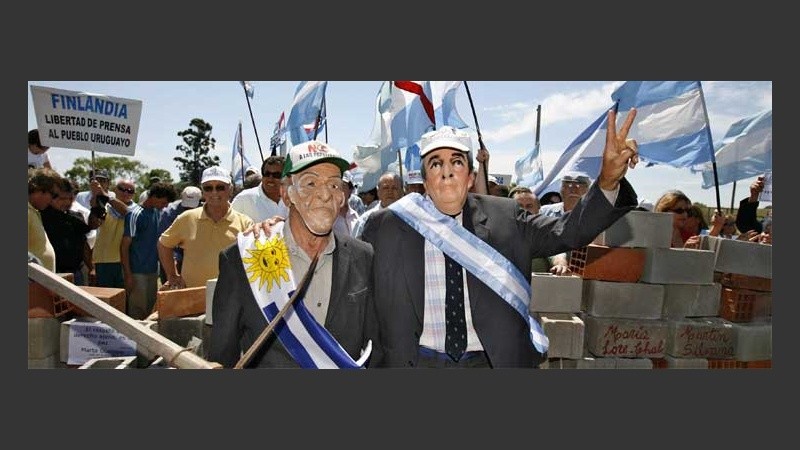 Dos manifestantes posan disfrazados de Kirchner y Tabaré Vázquez (EFE).