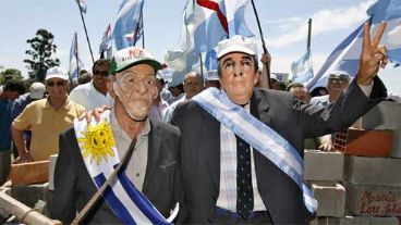 Dos manifestantes posan disfrazados de Kirchner y Tabaré Vázquez (EFE).