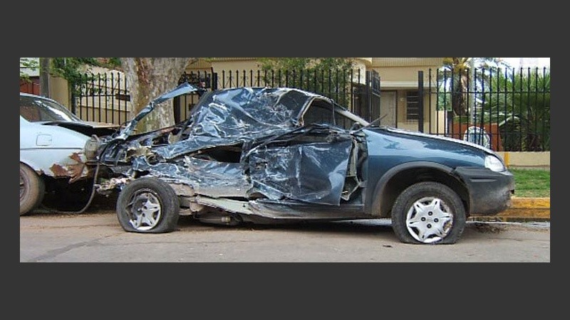 Los dos hombres que estaban en el Corsa fallecieron (R. Lescano).