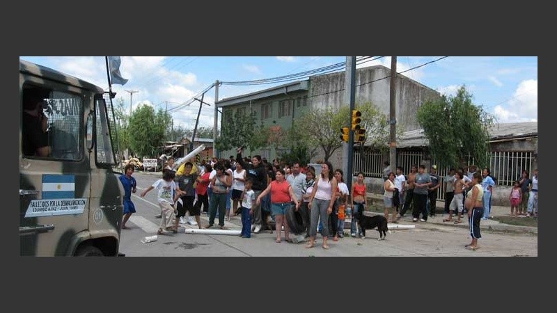 Un grupo de vecinos cortó el tránsito en 27 de febrero y Provincias Unidas.