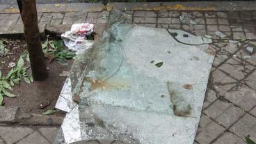 Caminata con obstáculos: en la calle hay que evitar pisar vidrios.