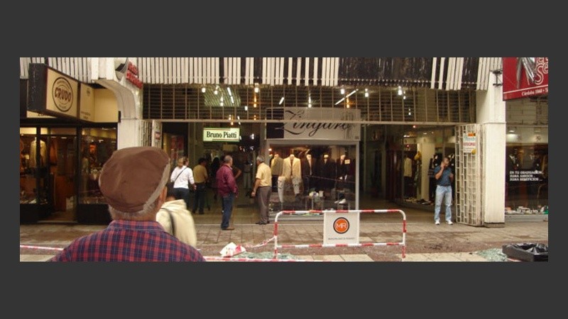 Las miradas sobre los daños en calle Córdoba.