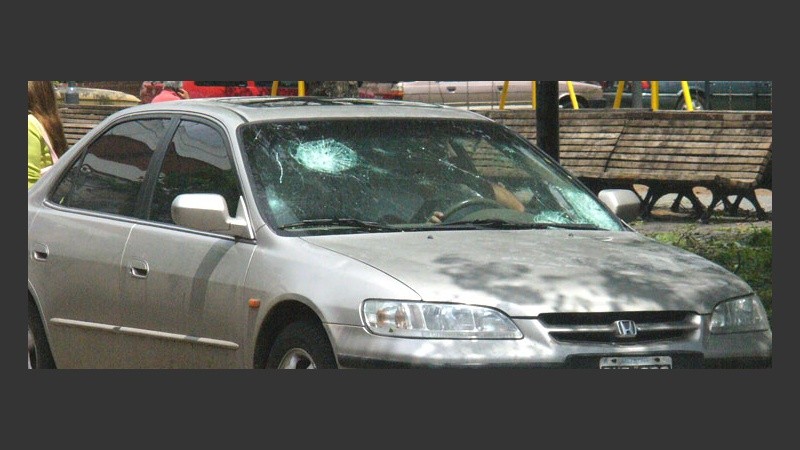 A pesar de la piña en el parabrisas, el hombre siguió manejando.