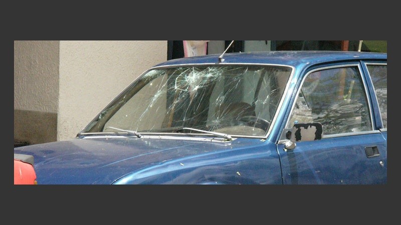 Las huellas de la tormenta en un parabrisas.