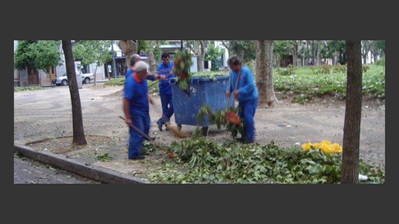 Juntar hojas y ramas, una de las tareas del viernes en plaza San Martín.