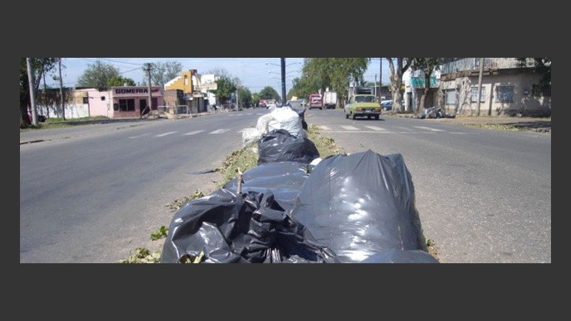 Las bolsas de basura se multiplicaron por toda la ciudad.