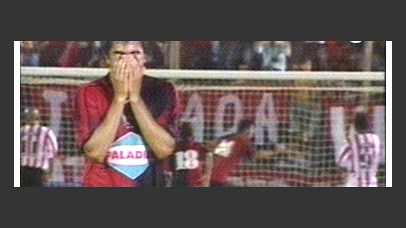Aguirre no quiere mirar, atrás Cadozo ya grita el 1-0 (imagen de TV).
