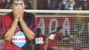 Aguirre no quiere mirar, atrás Cadozo ya grita el 1-0 (imagen de TV).