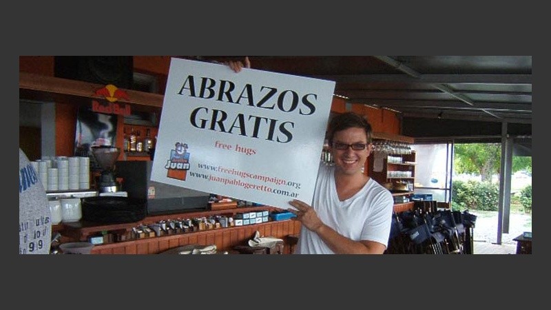 Juan Pablo Geretto y su pancarta de promoción (R. Lescano).
