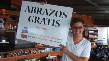 Juan Pablo Geretto y su pancarta de promoción (R. Lescano).