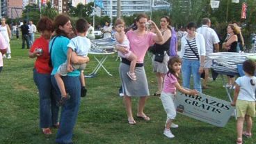 Cerca de cien personas se dieron una vuelta por el Parque de las Colectividades.