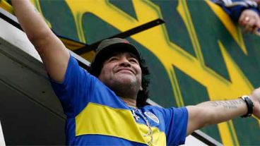 Diego feliz. Maradona disfrutó desde su palco la goleada xeneize (FotoBaires).