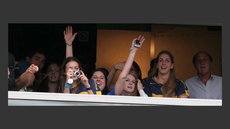 Jenna y Barbara se confunden entre las chicas que estuvieron en el palco de Macri (FotoBaires).