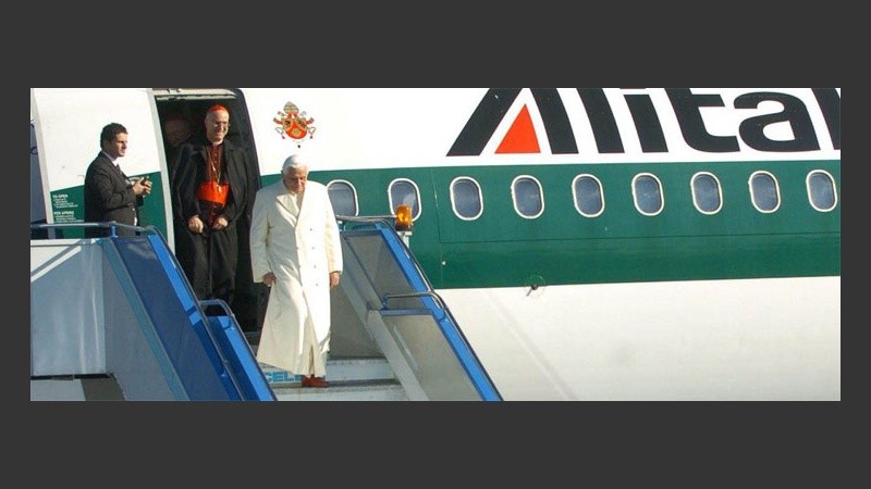 Benedicto XVI, al bajar del avión (EFE).