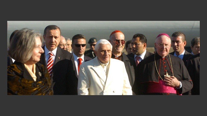 El Papa fue recibido por autoridades religiosas y de gobierno (EFE). 