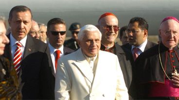 El Papa fue recibido por autoridades religiosas y de gobierno (EFE).