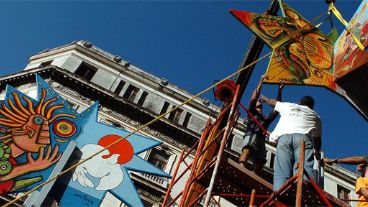 Un grupo de obreros monta el proyecto "Cinco Palmas" cerca del Museo de Bellas Artes de La Habana