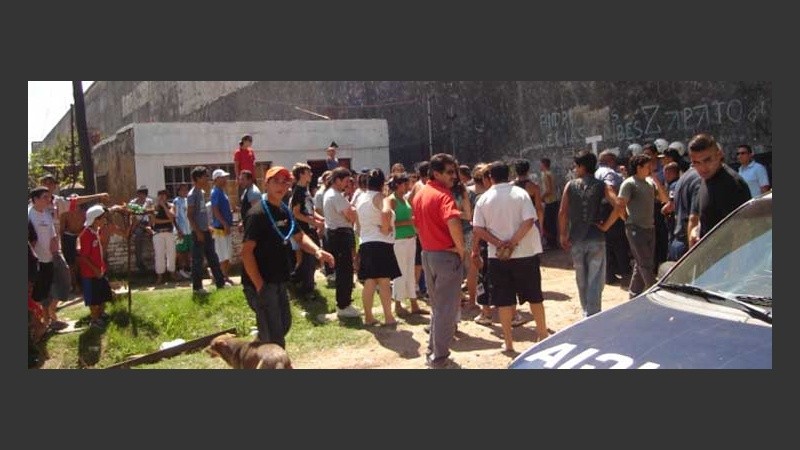 Los vecinos rodearon la casa en donde se refugió el supuesto abusador.