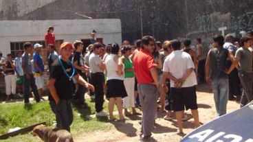 Los vecinos rodearon la casa en donde se refugió el supuesto abusador.