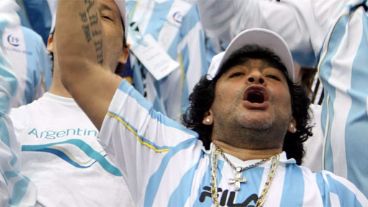 Maradona encabeza la hinchada argentina en Rusia (EFE).