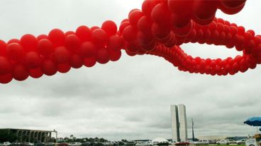 En Brasilia armaron un símbolo de la lucha contra el sida con globos rojos (EFE).