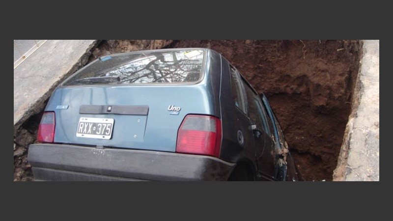 El vehículo su hundió dentro del pozo, pudo haber sido una tragedia.