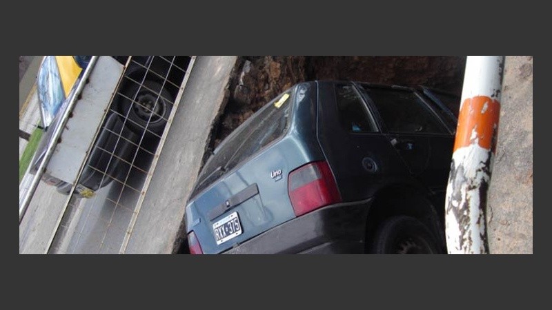 A 90 grados, el pozo que hizo Assa resultó una trampa para el Fiat Uno.