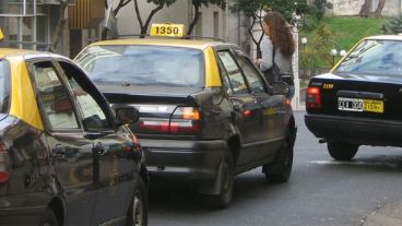 Taxis rumbo al Concejo Municipal.