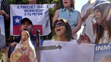 Gritos y rezos por el ex presidente de facto (EFE).