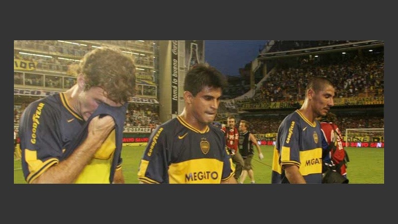 Tragame, tierra. Los jugadores de Boca no pueden creer lo que pasó (FotoBaires).