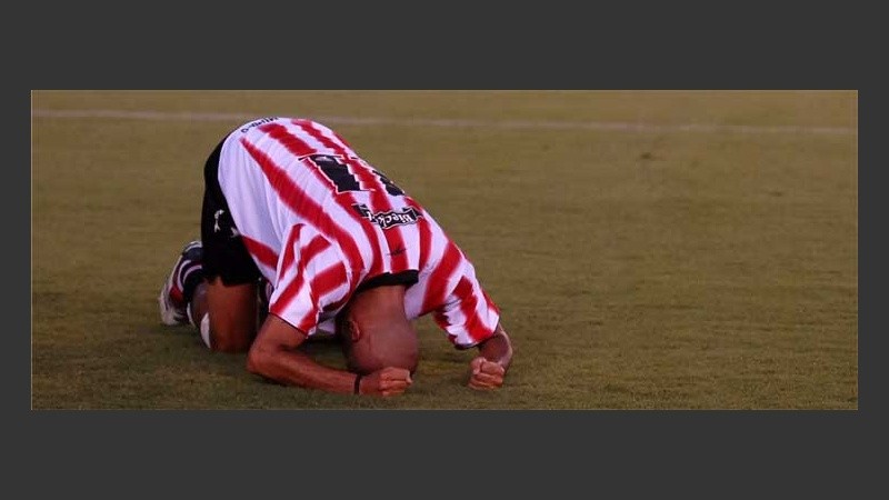 Verón se deja ganar por la emoción luego del partido (FotoBaires).