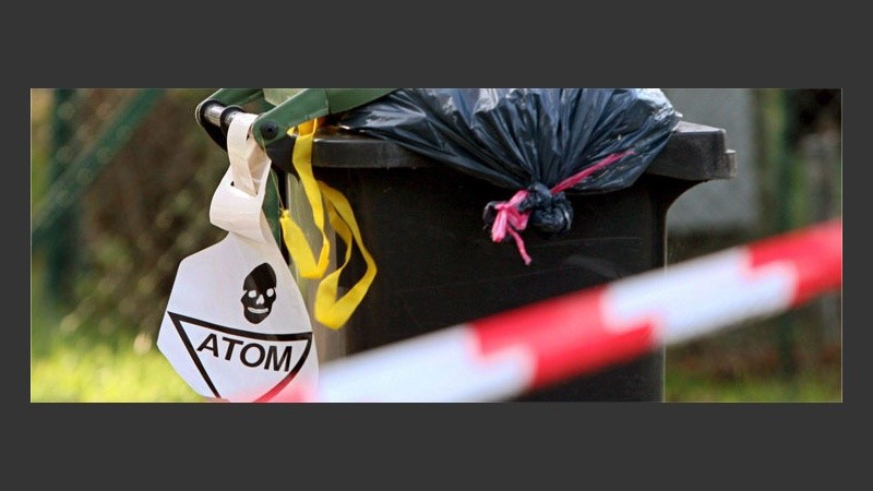 Un cartel de peligro radioactivo en un cubo de basura en Haselau, al norte de Ale