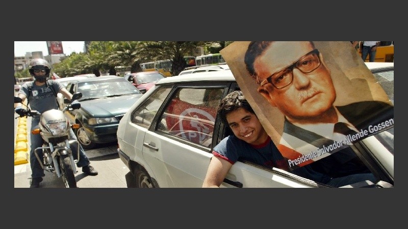 Caravana de festejo con homenaje a Salvador Allende incluido.