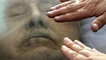 El cadáver fue vestido con el uniforme de gala del Ejército.