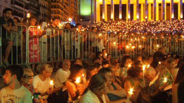 La gente cantó "Noche de paz" y encendió velas sobre el final del encuentro