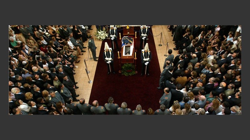 Miles de seguidores se acercaron a dar el último adiós al dictador (EFE).