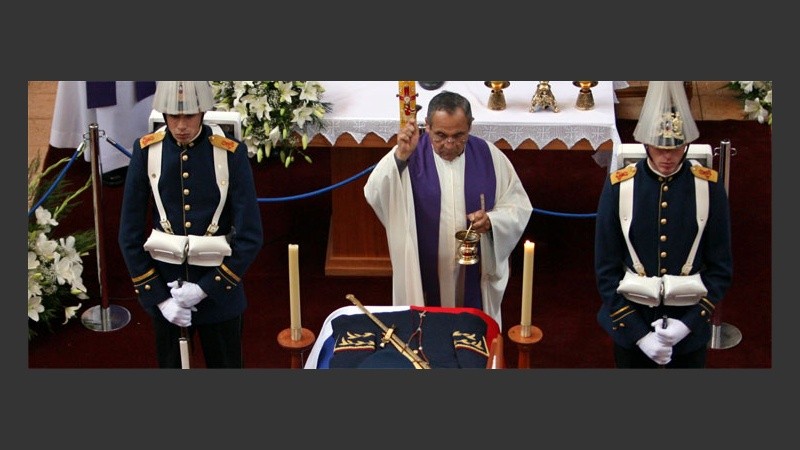 La bendición del cadáver de Pinochet (EFE).