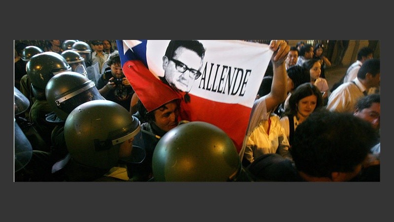 La policía frena el paso de una marcha de protesta (EFE).