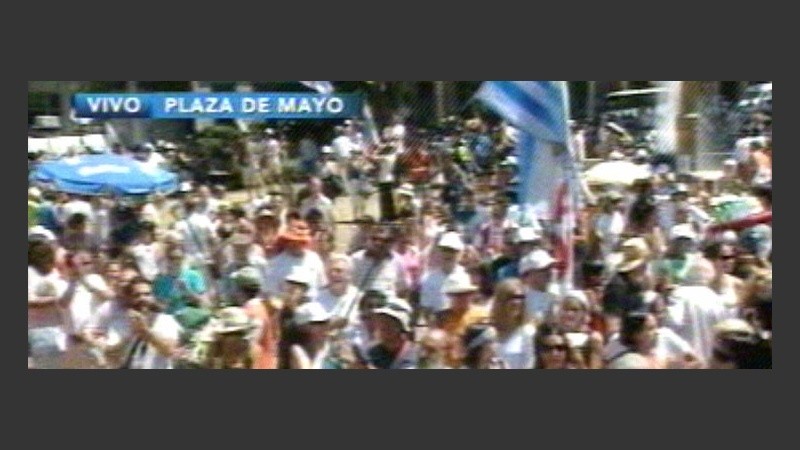 Una protesta con banderas, sombrillas, mates y pancartas (imagen TV).