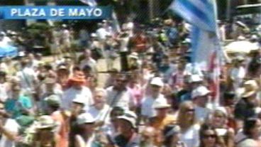 Una protesta con banderas, sombrillas, mates y pancartas (imagen TV).