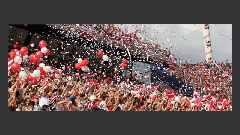 La locura se apoderó de la mitad pincharrata del estadio de Vélez (FotoBaires).
