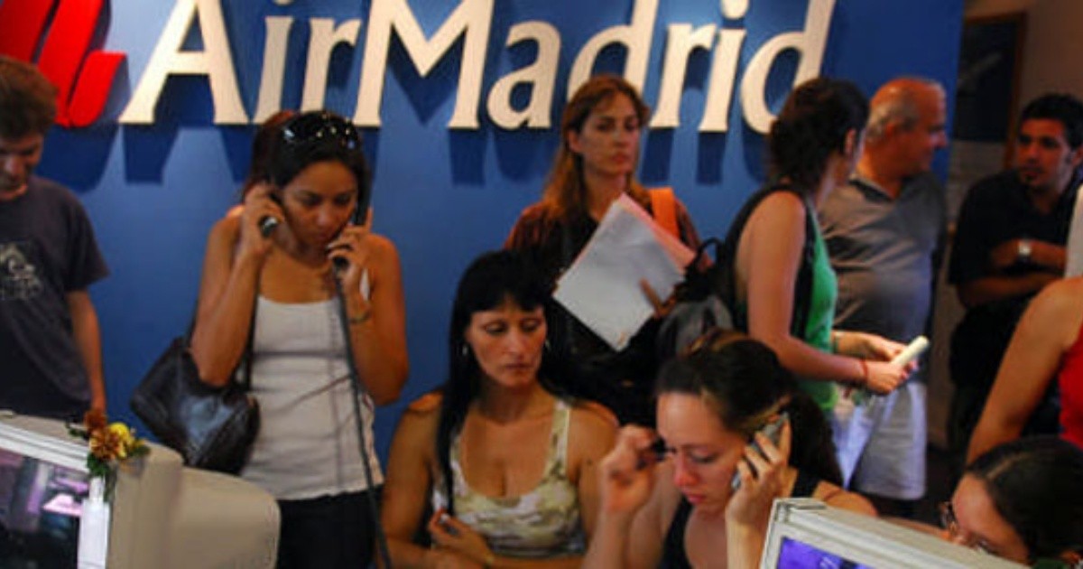 Llegó a Ezeiza el primer vuelo con pasajeros varados de Air Madrid ...