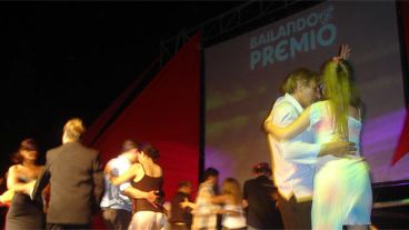 Nueve parejas se animaron a bailar en el concurso.