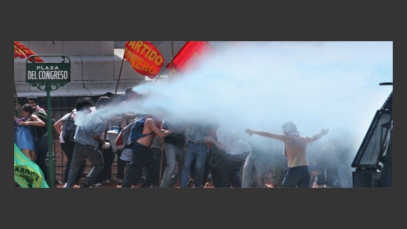 La policía buscó disuadir con carros hidrantes a los manifestantes (EFE).
